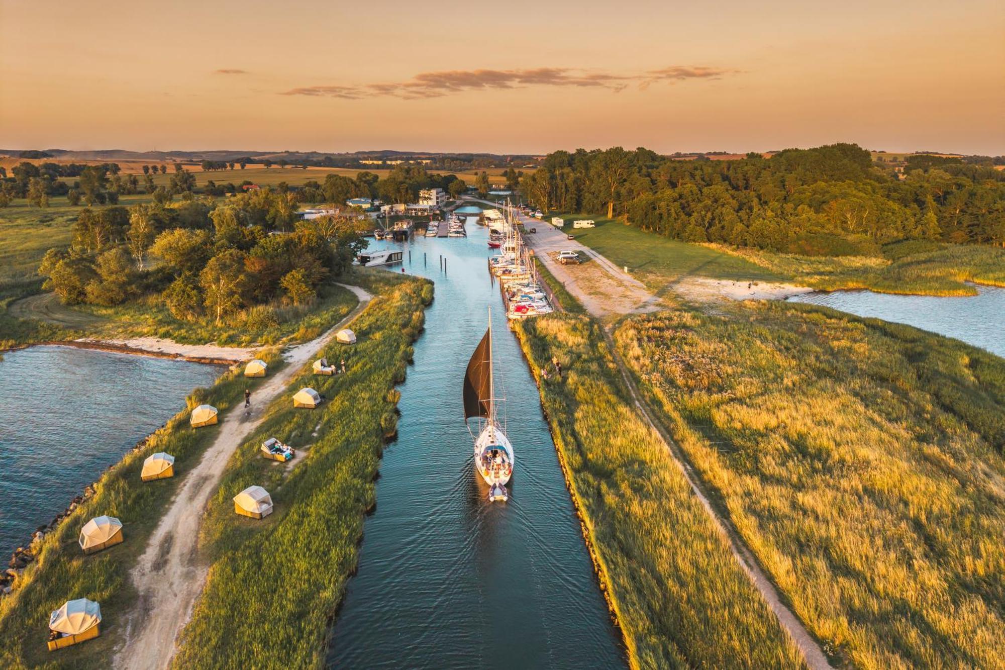 2 Budget-Hotels nahe dem Fischereimuseum Sassnitz